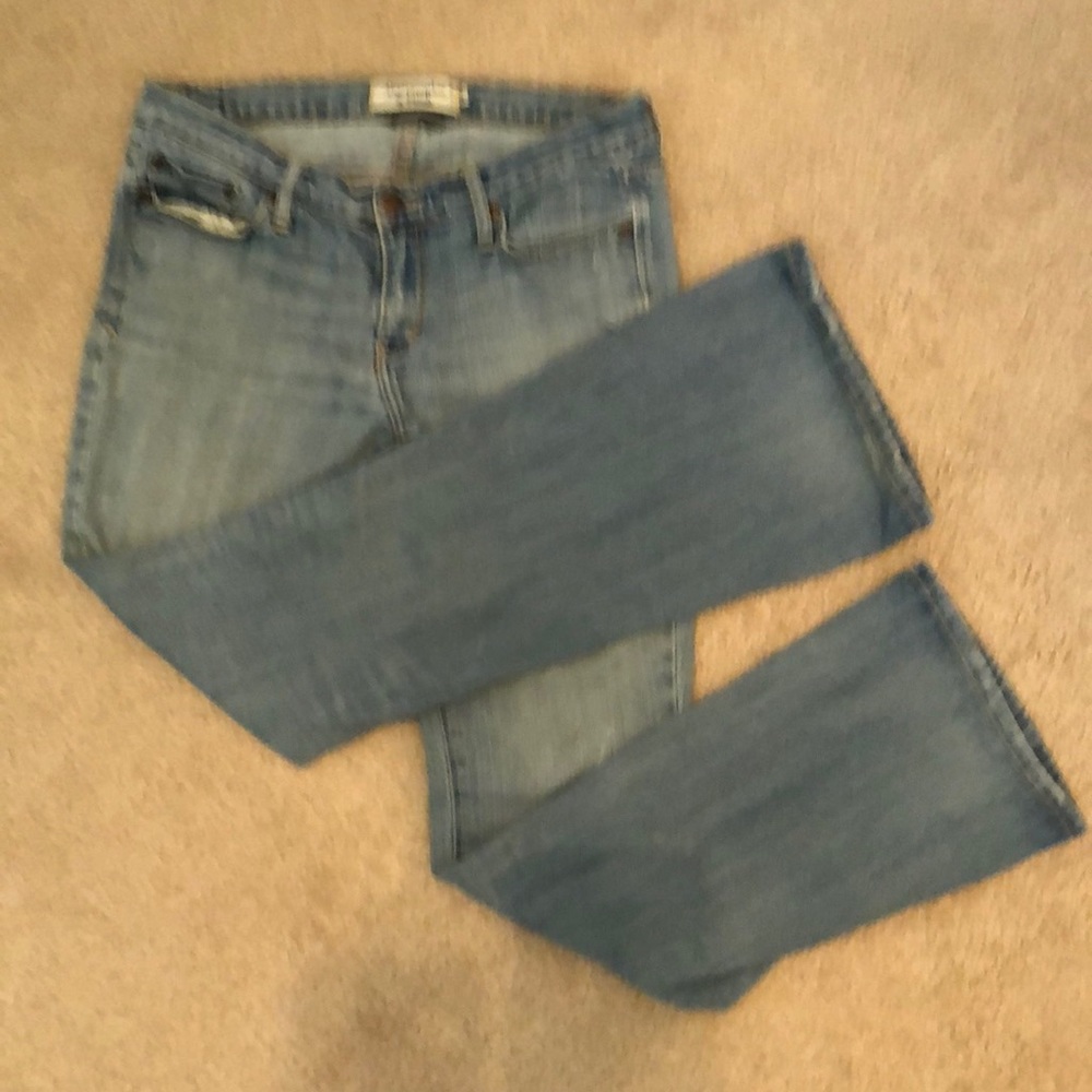 🍁❤️ABERCROMBIE AND FITCH BLUEJEANS SIZE 6S!!🛍🎀